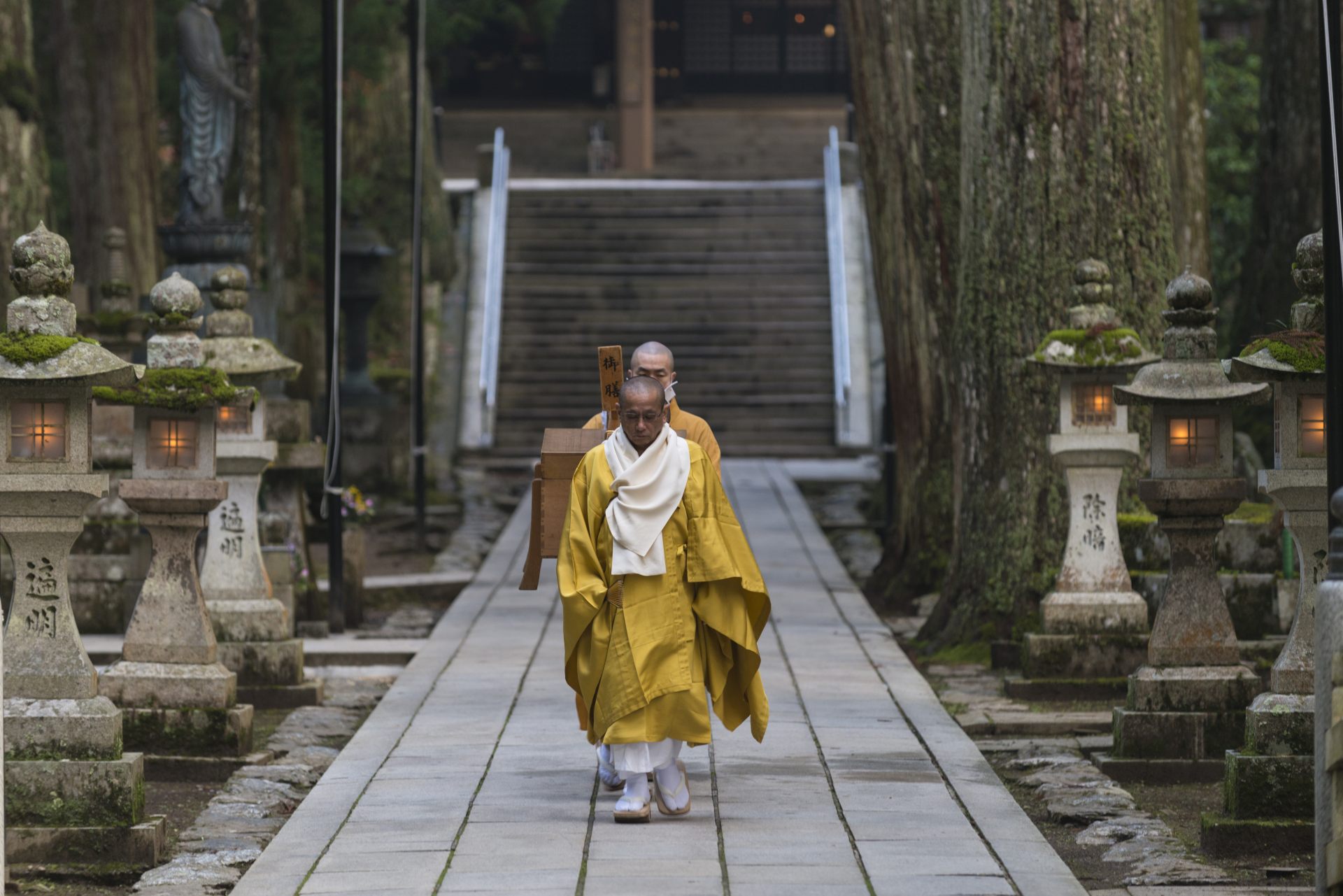 1 200 ans après que le grand prêtre Kukai soit entré dans la méditation éternelle ici, la coutume de la cérémonie shoshingu, au cours de laquelle des repas symboliques sont servis deux fois par jour au mausolée, est toujours pratiquée.