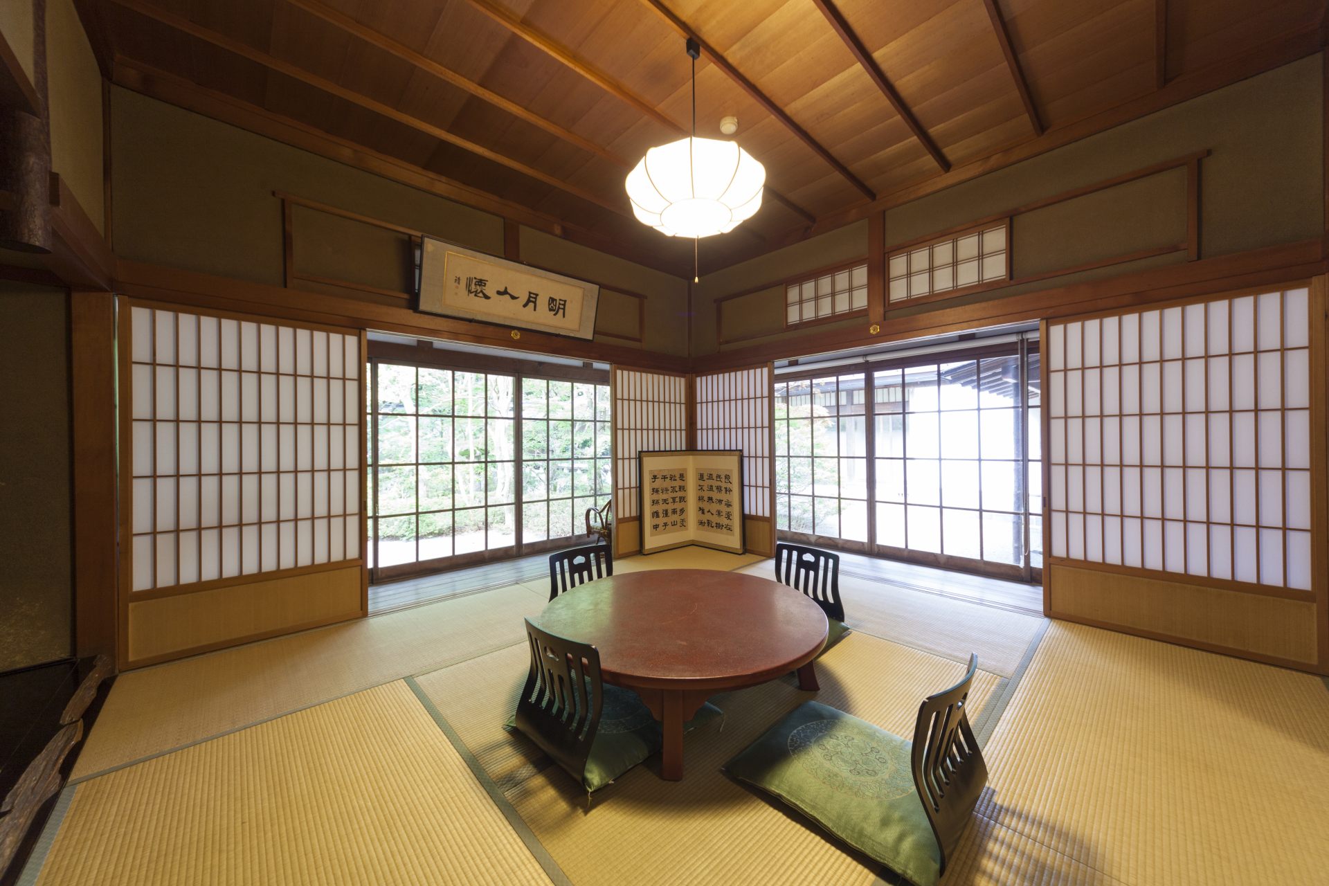 Un ejemplo de las habitaciones de huéspedes. Envuélvete en el encanto tradicional japonés.