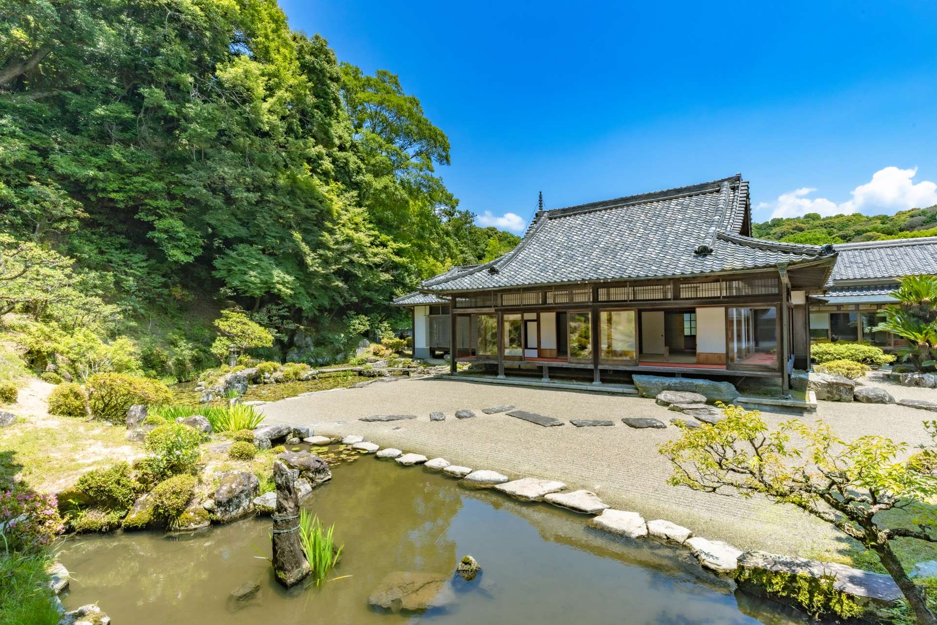 An Immersive Cultural Foray into Exquisite Gardens Belonging to the Kishu-Tokugawa and Other Captivating Historic Sights of Wakayama