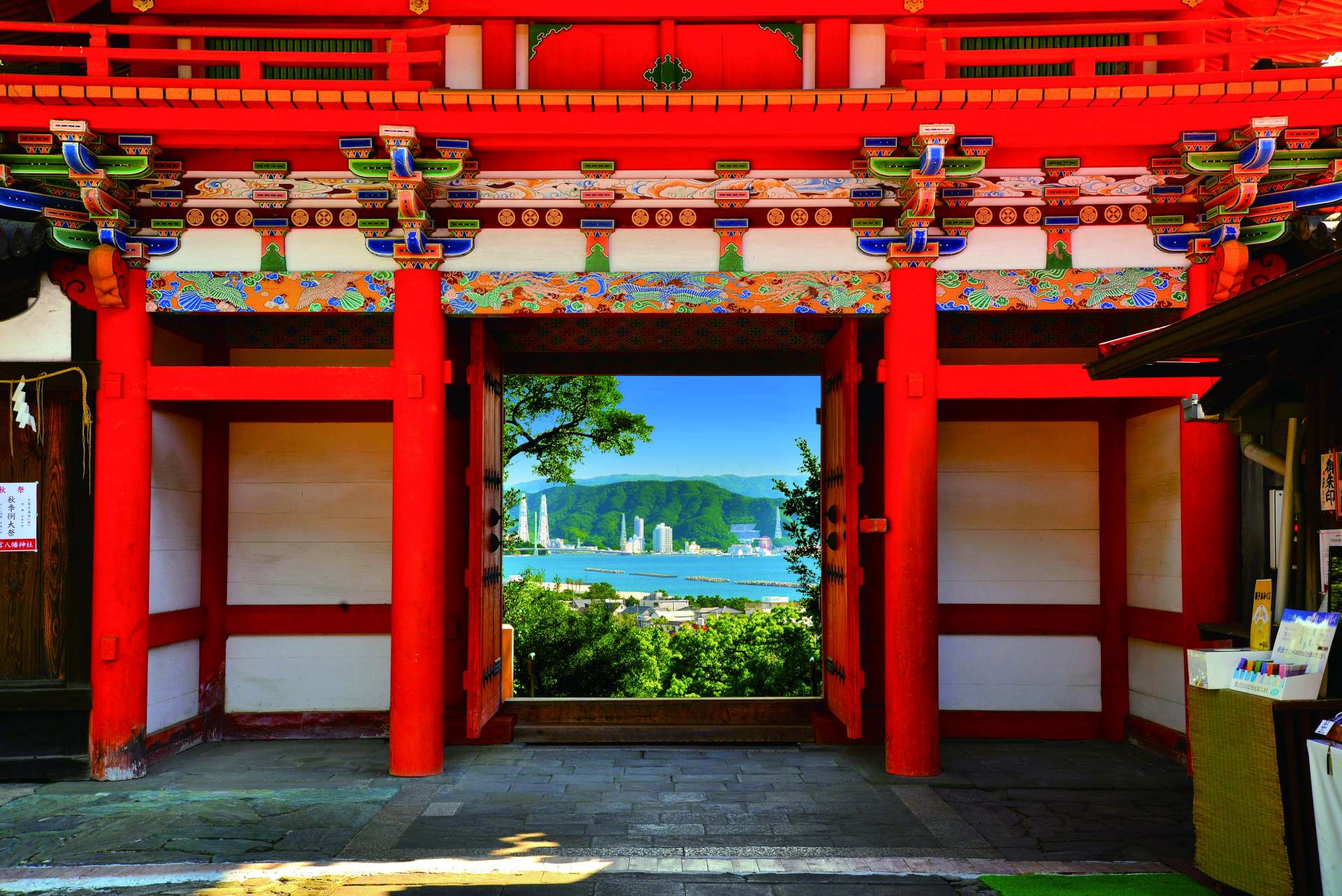 The side gate at Kishu-Toshogu   Shrine is said to be the Kansai region’s most vividly lacquered vermillion gate.