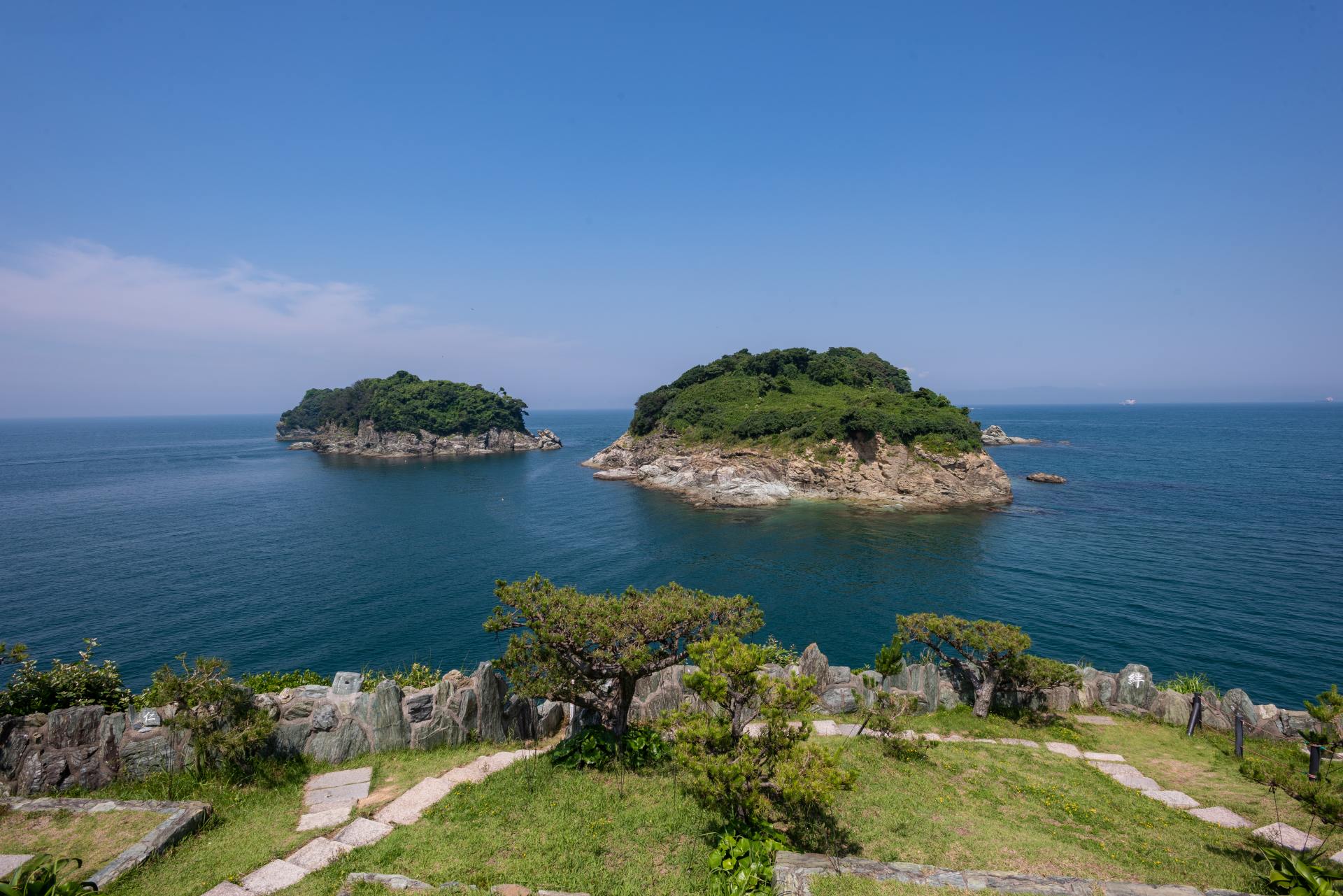 面向纪伊海峡的壮丽景色。在晴朗的日子里，您可以远眺淡路岛甚至四国。