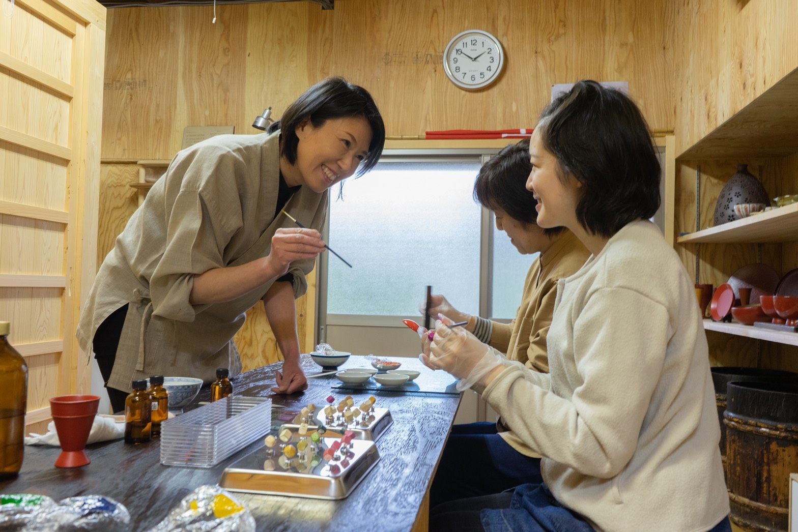 Découvrez un atelier de peinture pratique au Hatsune Studio, où vous pourrez travailler avec la laque Negoro traditionnelle.