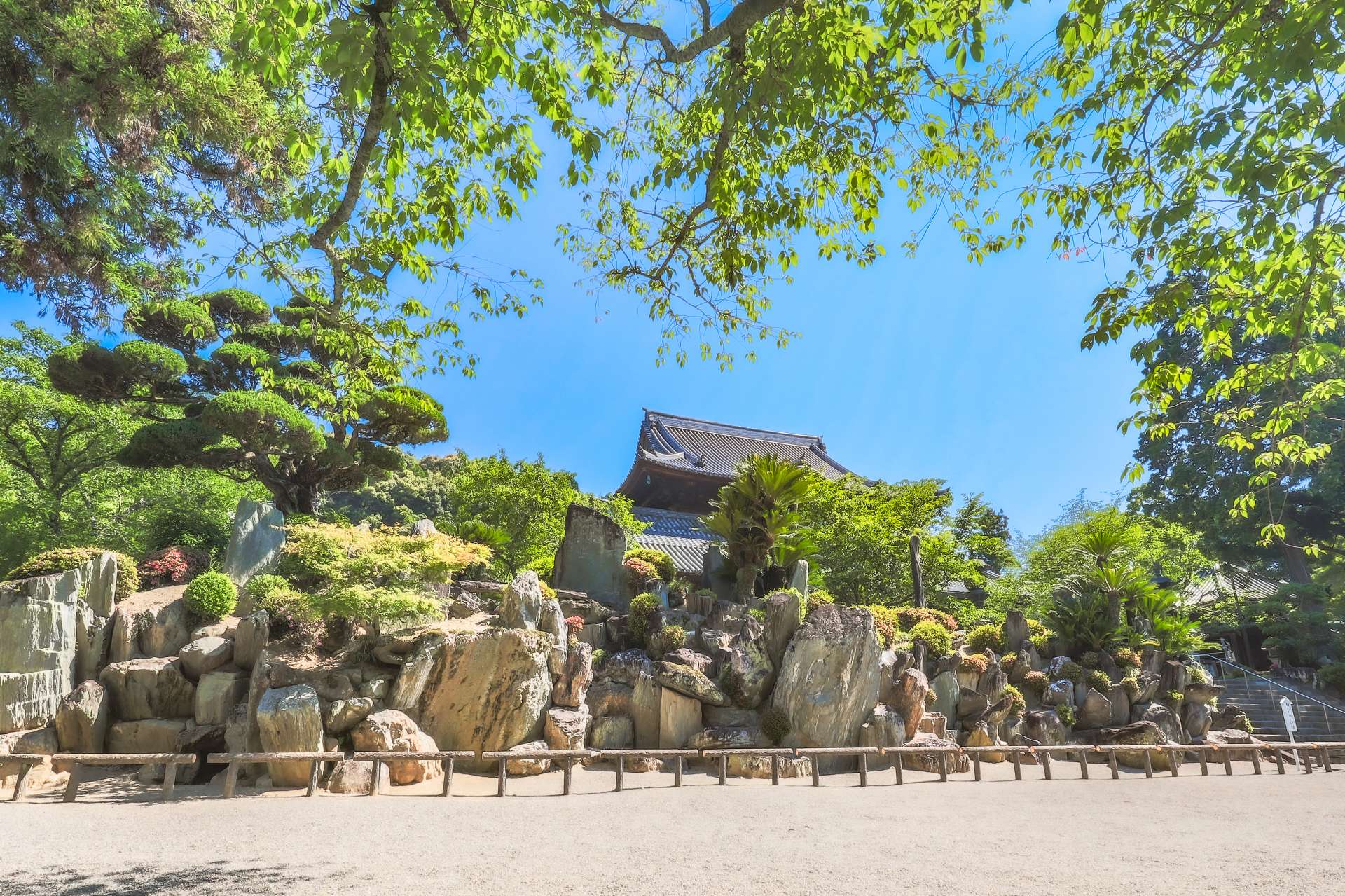 A dynamic rock formation extends east and west before the stairs up to the main hall.