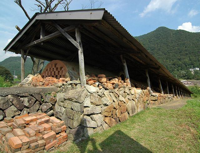 Tamba Tachikui Kiln: Ascending kiln which fires local Tamba ware made for over 800 years