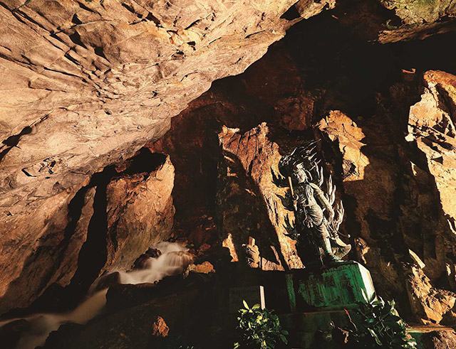 Fudoukutsu calcareous cave