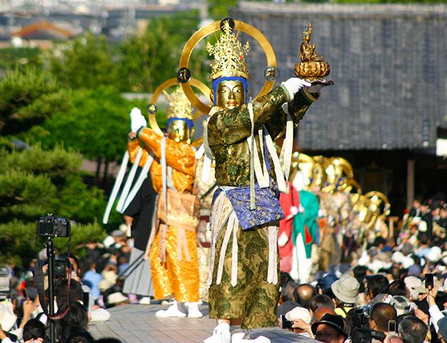 當麻寺（たいまでら）の
練供養会式（ねりくようえしき）