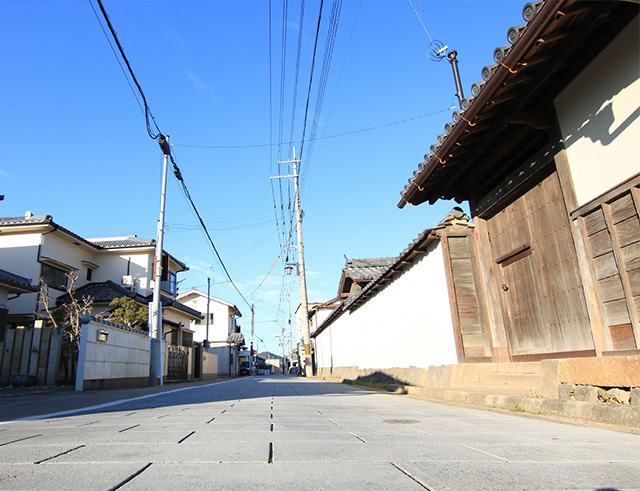 Silver carriage road going through a post town (Tsujikawa town)