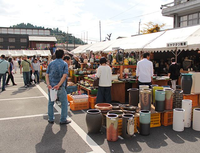 Pottery market