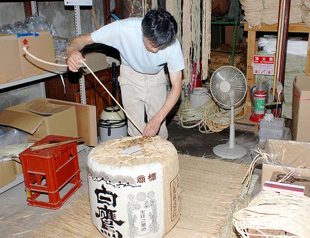 Traditional hand making of komodaru, a wooden sake barrel, inherited to the present day (Amagasaki City)