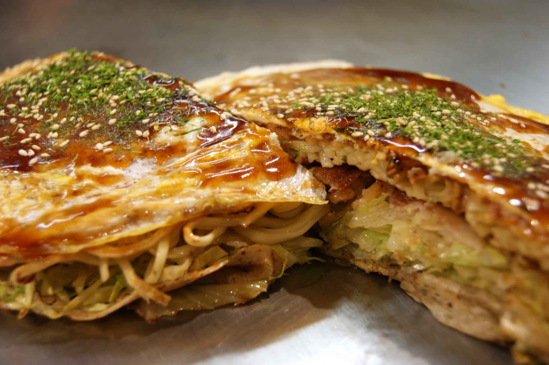 "Nikutama soba" (Hiroshima okonomiyaki) made by layering noodles and finishing with eggs.