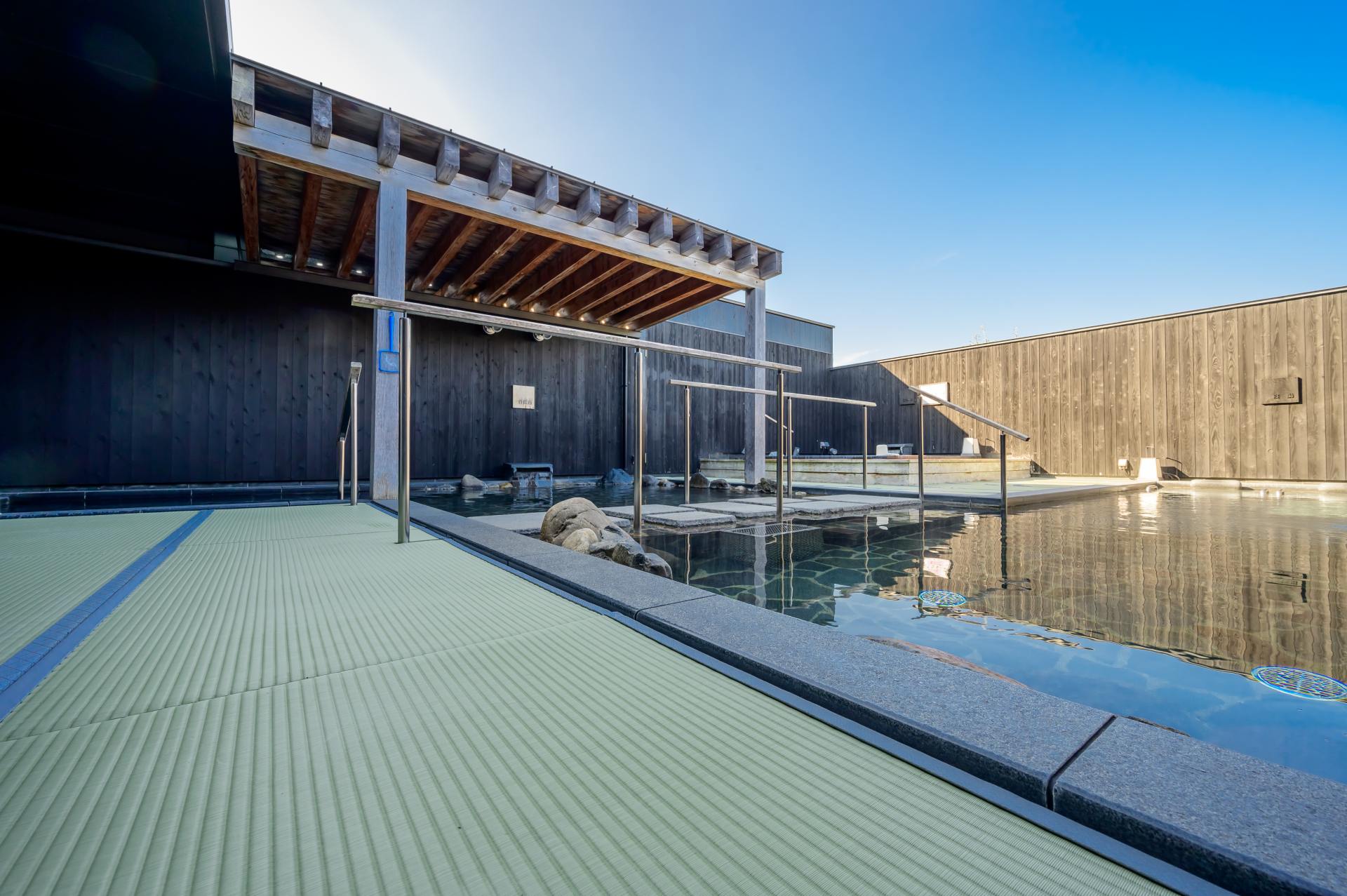 The gentle touch of the tatami-style bath is also a delightful feature.