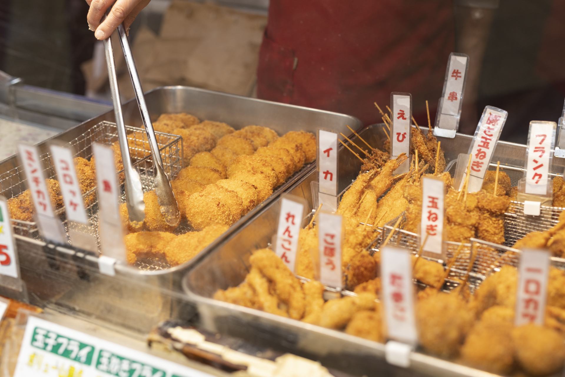 熱々の肉と野菜のコロッケ。揚げたてホクホク、サクサク。