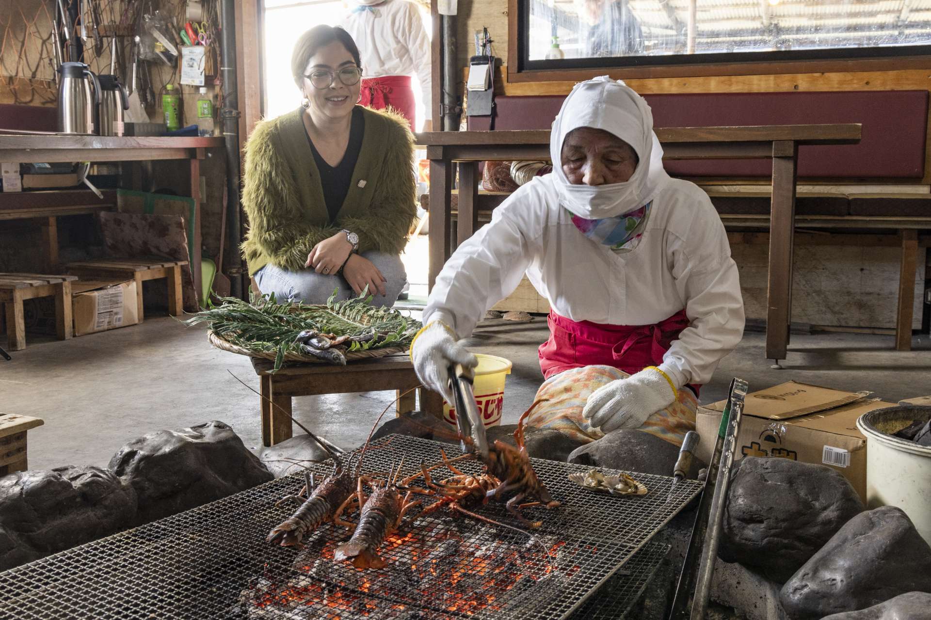 海女さんが、目の前で新鮮な食材を焼いてくれる。