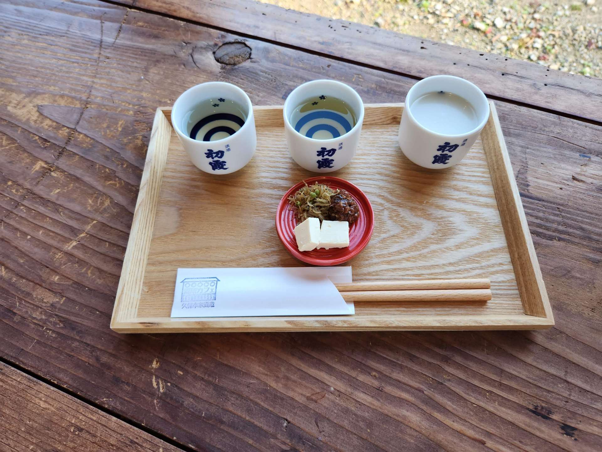 おまかせ3種の利き酒セット。酒肴付き1,200円、お酒のみ1,000円