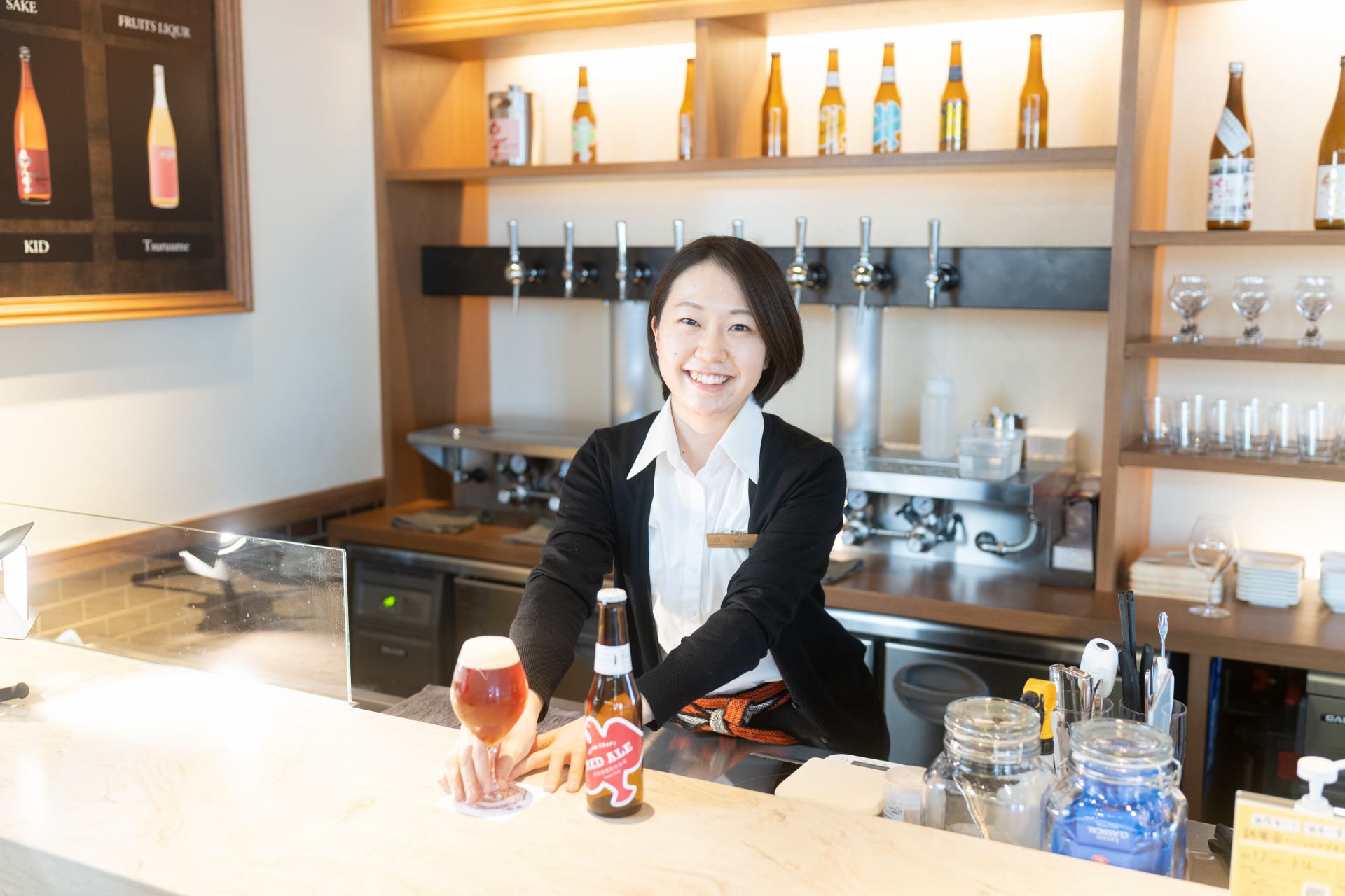 Toji (master brewers) and other sake brewing staff take turns managing the shop and greeting guests.