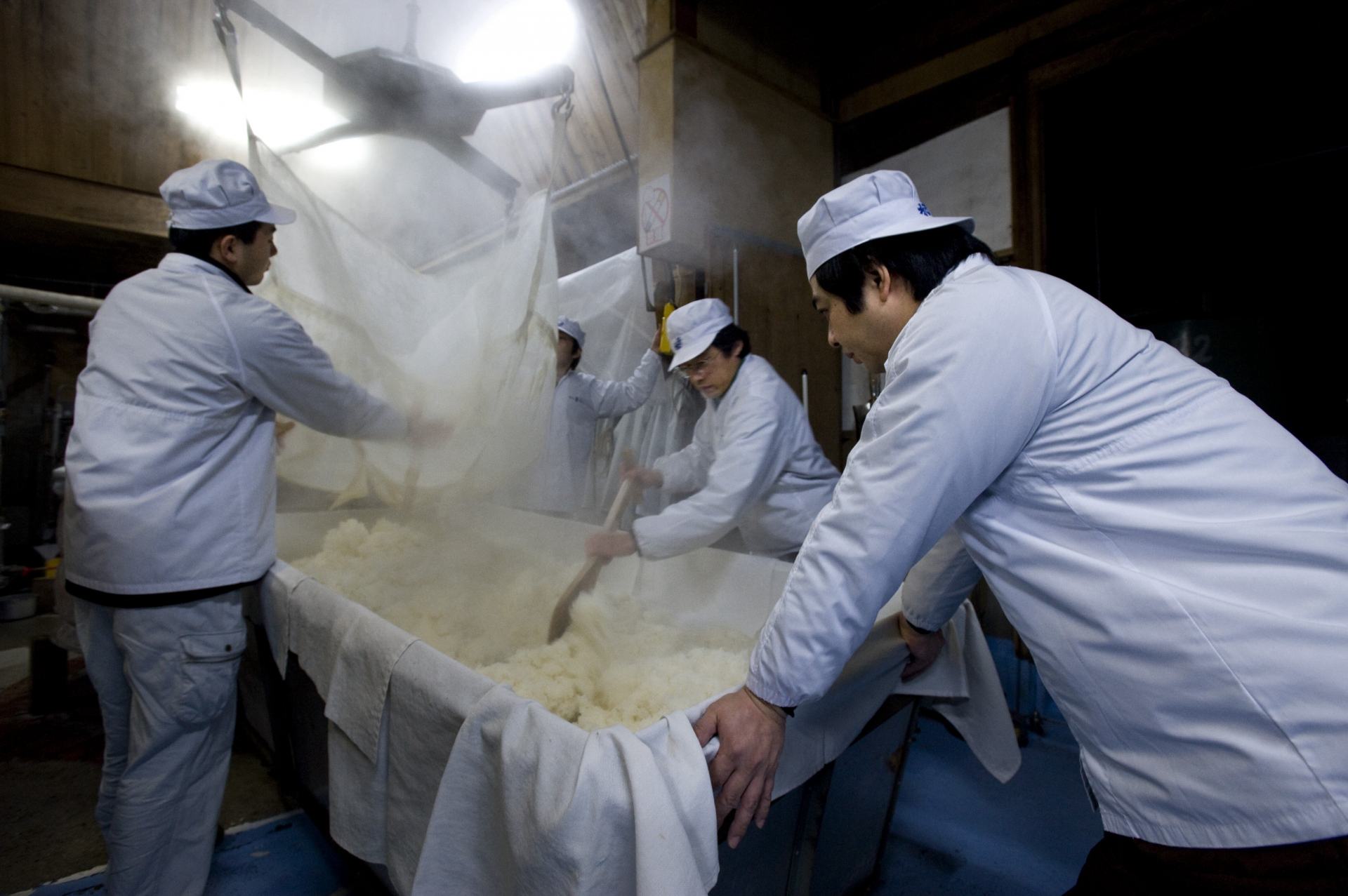 Rinsing away the rice brans to allow for more water absorption before steaming. 