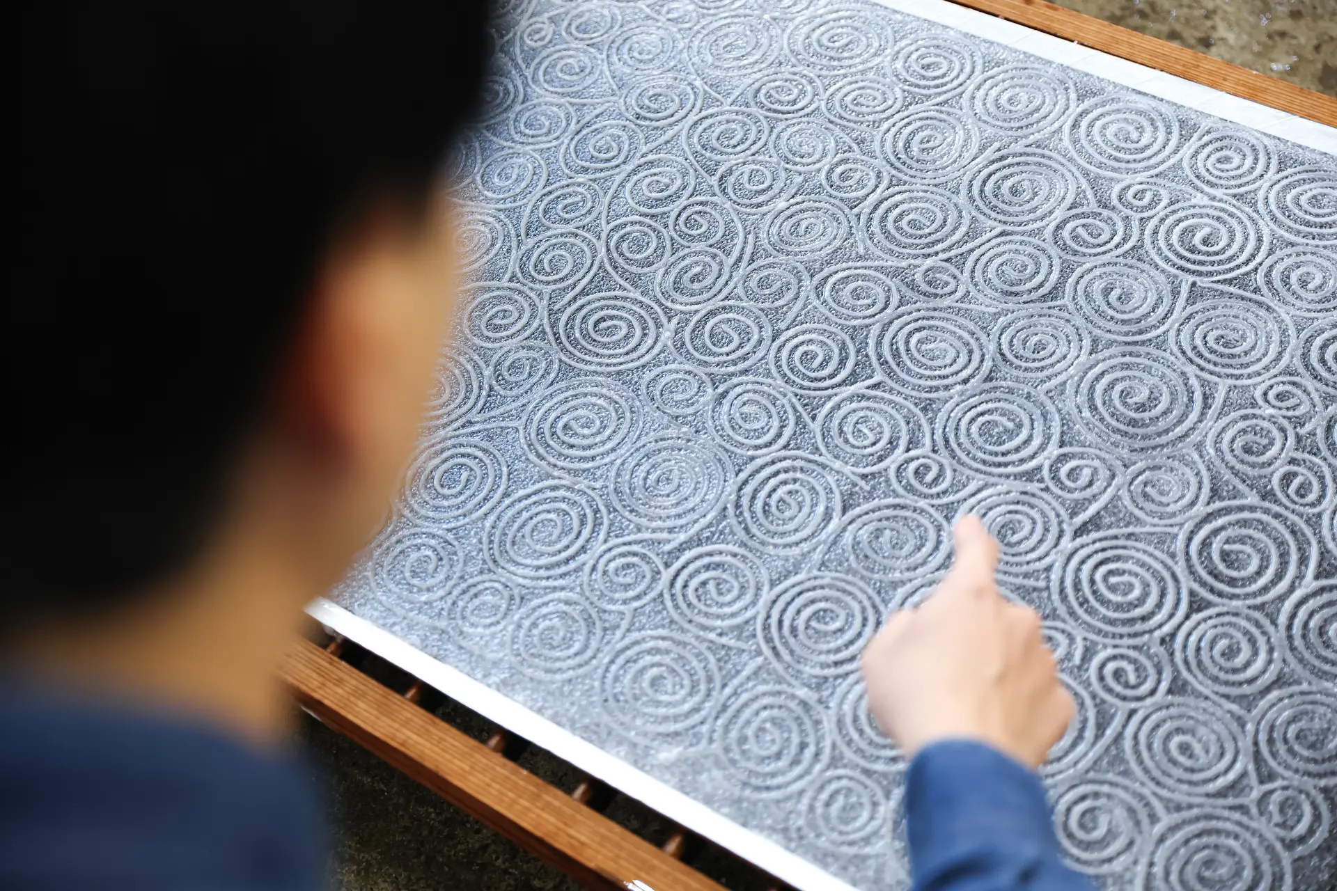 金型を使い、体験者オリジナルの模様をつける工程