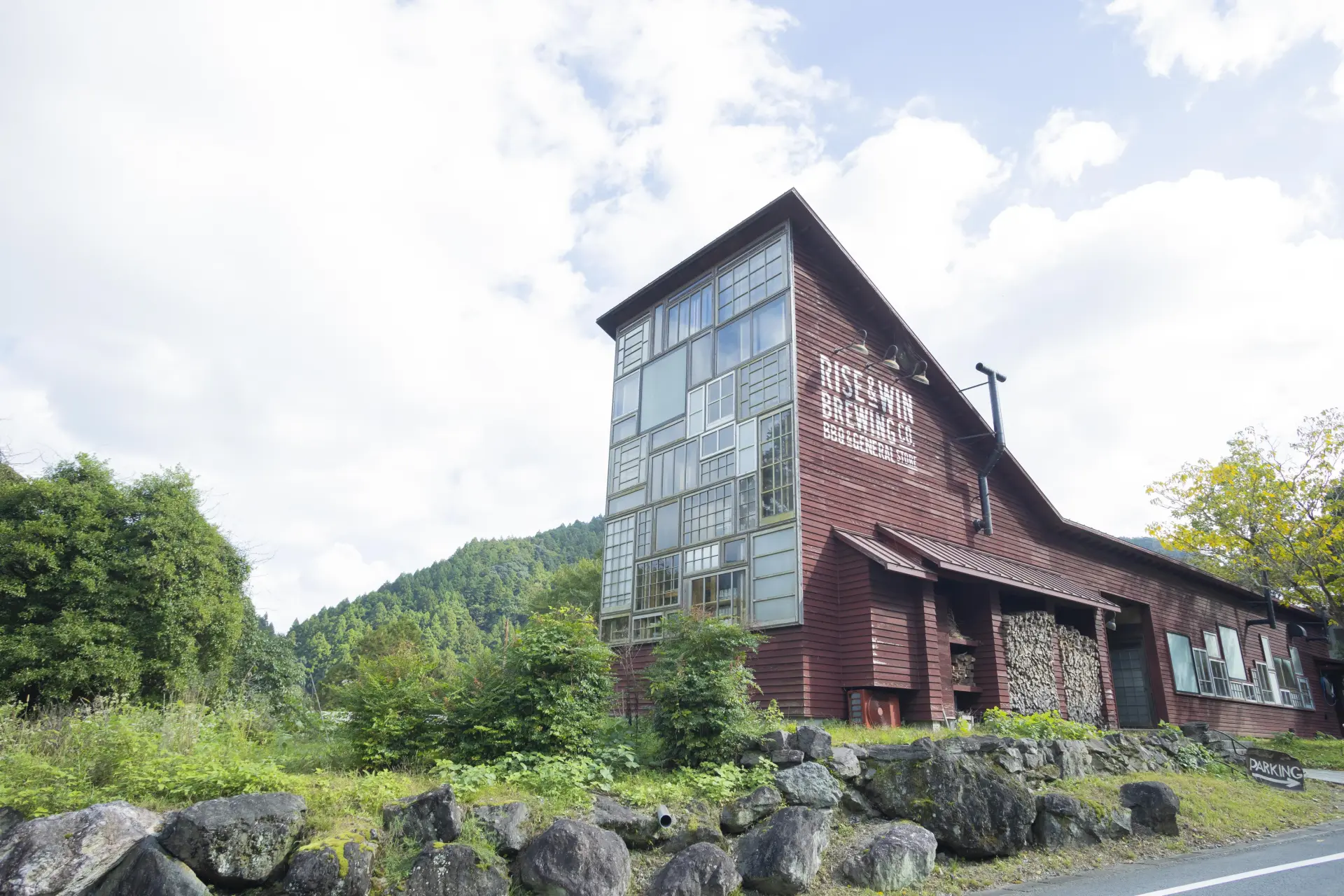ブルワリーの象徴である「RISE & WIN Brewing Co. BBQ & General Store」。上勝町内の廃材や不要になった建具を再利用して建てられたもの。それぞれに違う窓の形や空き瓶で作られたシャンデリアが素敵！