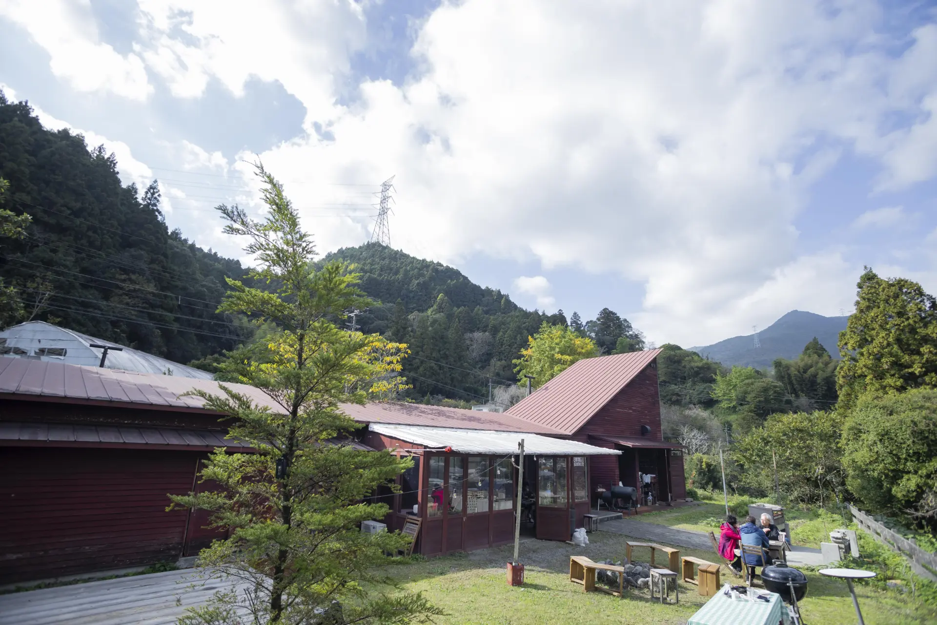 遮るもののない高い空と、上勝町の緑豊かな景色が広がる庭。清々しい空気を吸いながら、BBQが楽しめる