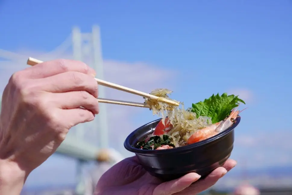 Limited-time dish from April to November: Fresh Shirasu Bowl (1,000 yen, tax included)