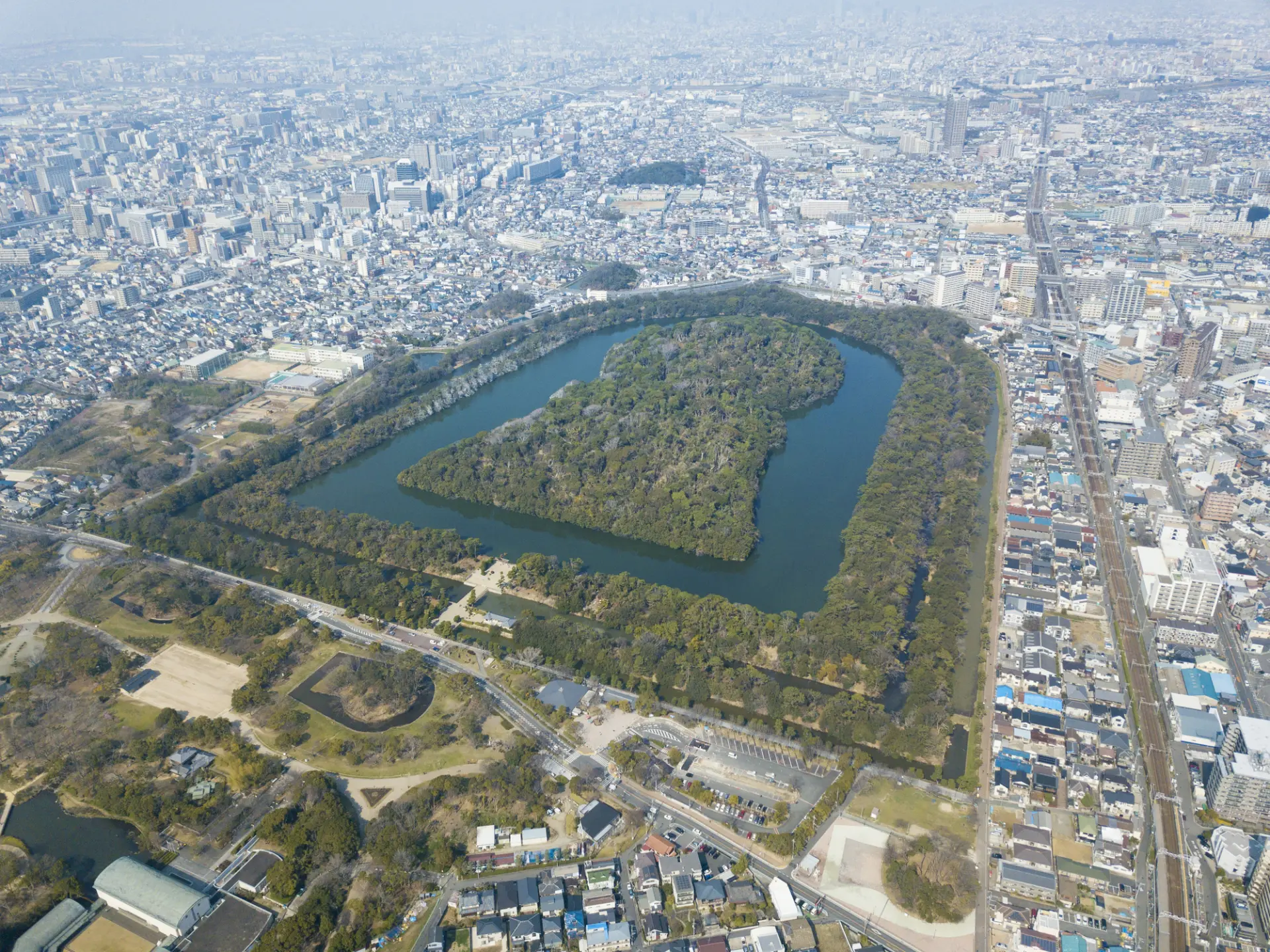 仁徳天皇陵古墳をはじめとする古墳が点在する堺市