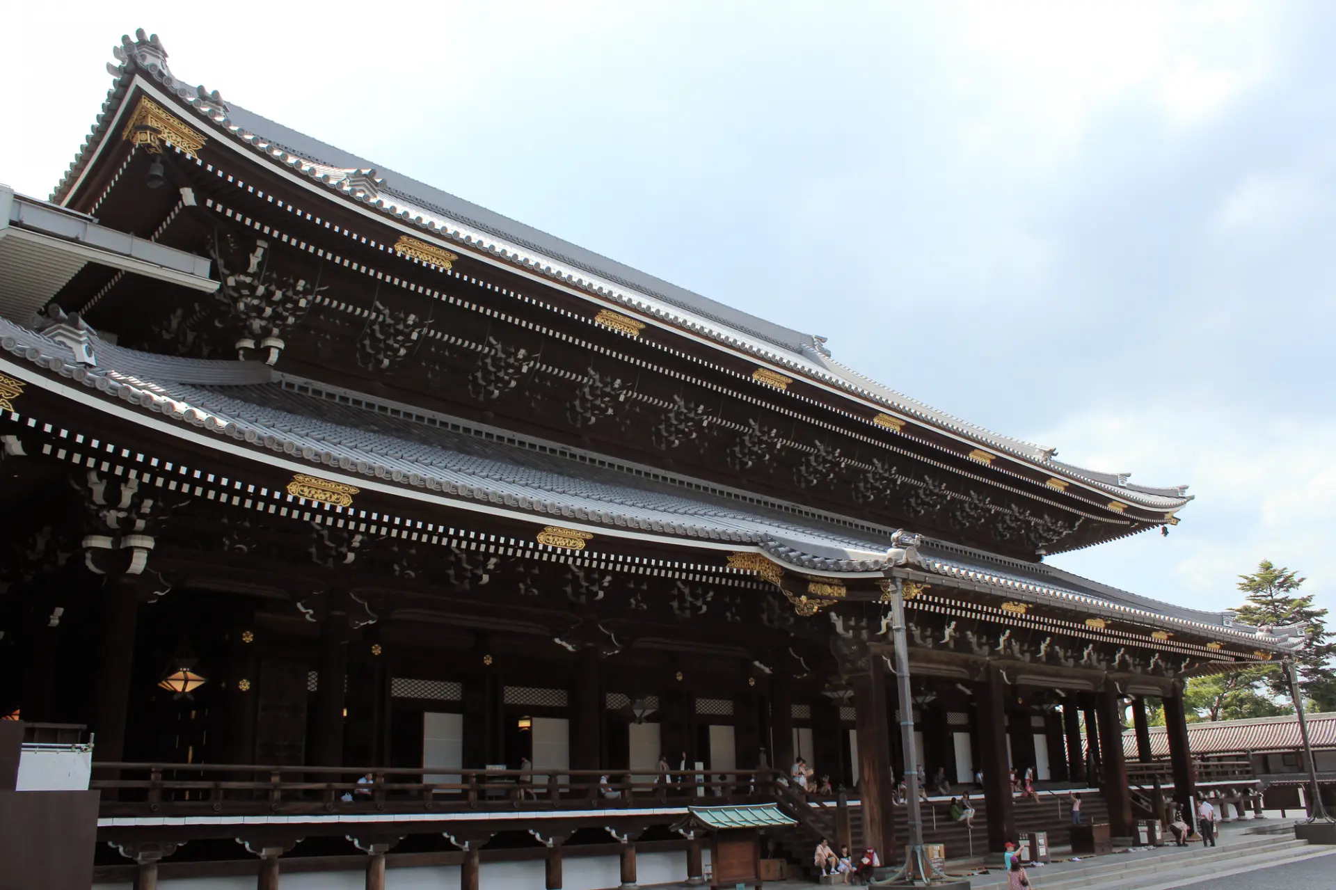 There are plenty of attractive spots within walking distance of Kyoto Station.