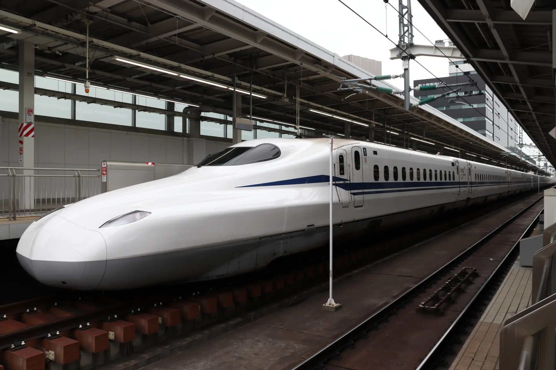 新幹線が停車する新大阪駅