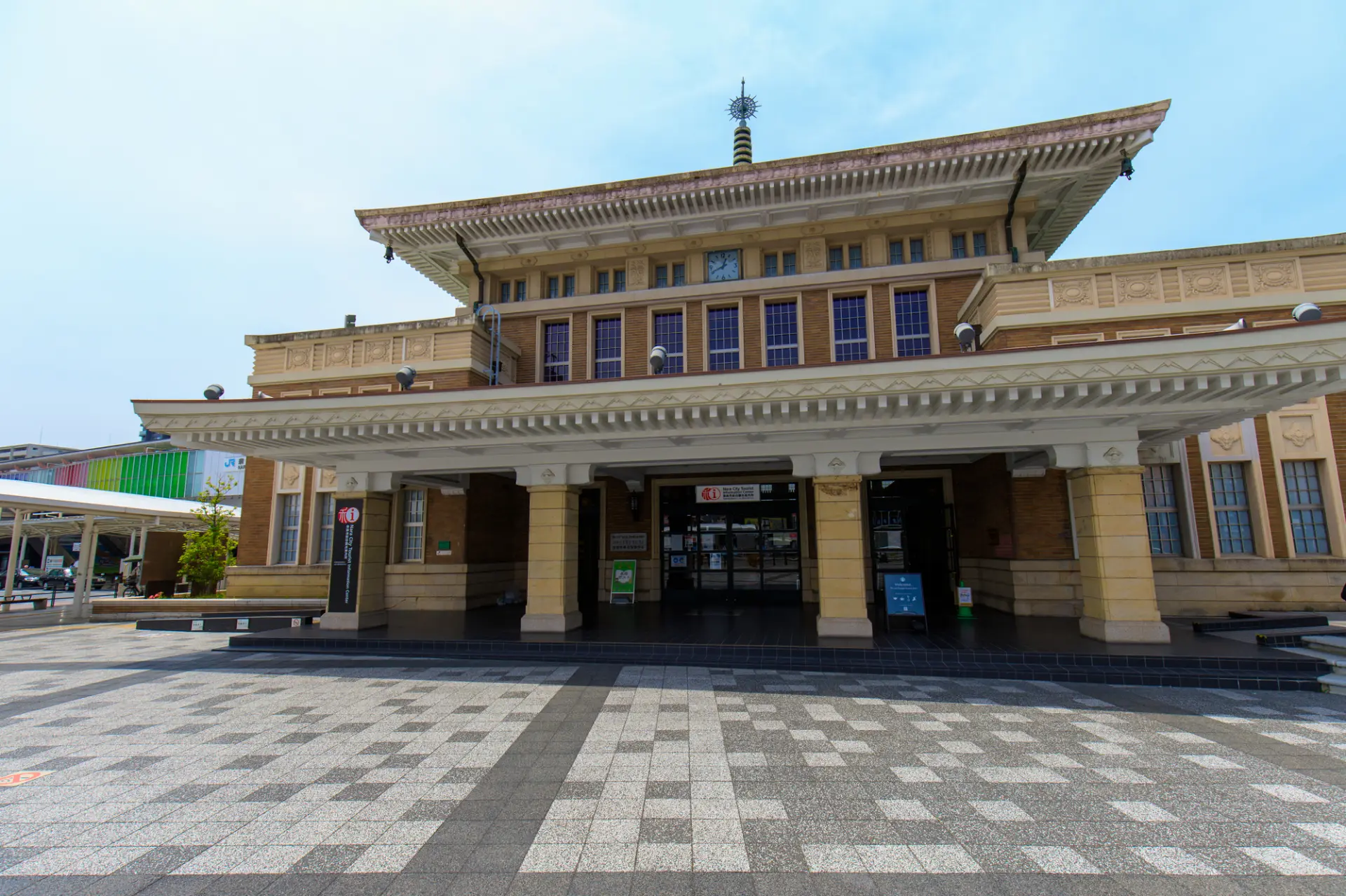 古都の雰囲気を感じられるJR奈良駅