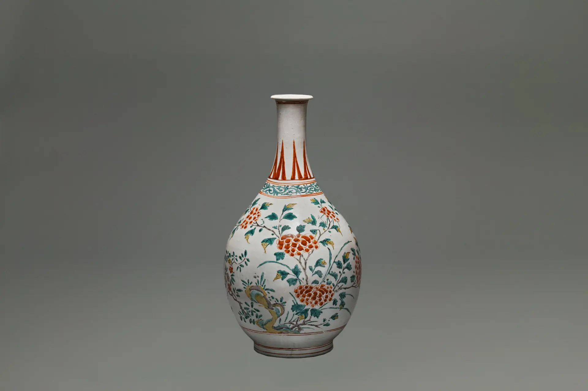 BOTTLE, Porcelain with floral plant design in overglaze enamels
Edo period (1660-1680s), Hizen/Arita ware, The Museum of Oriental Ceramics, Osaka
Photograph by NISHIKAWA Shigeru