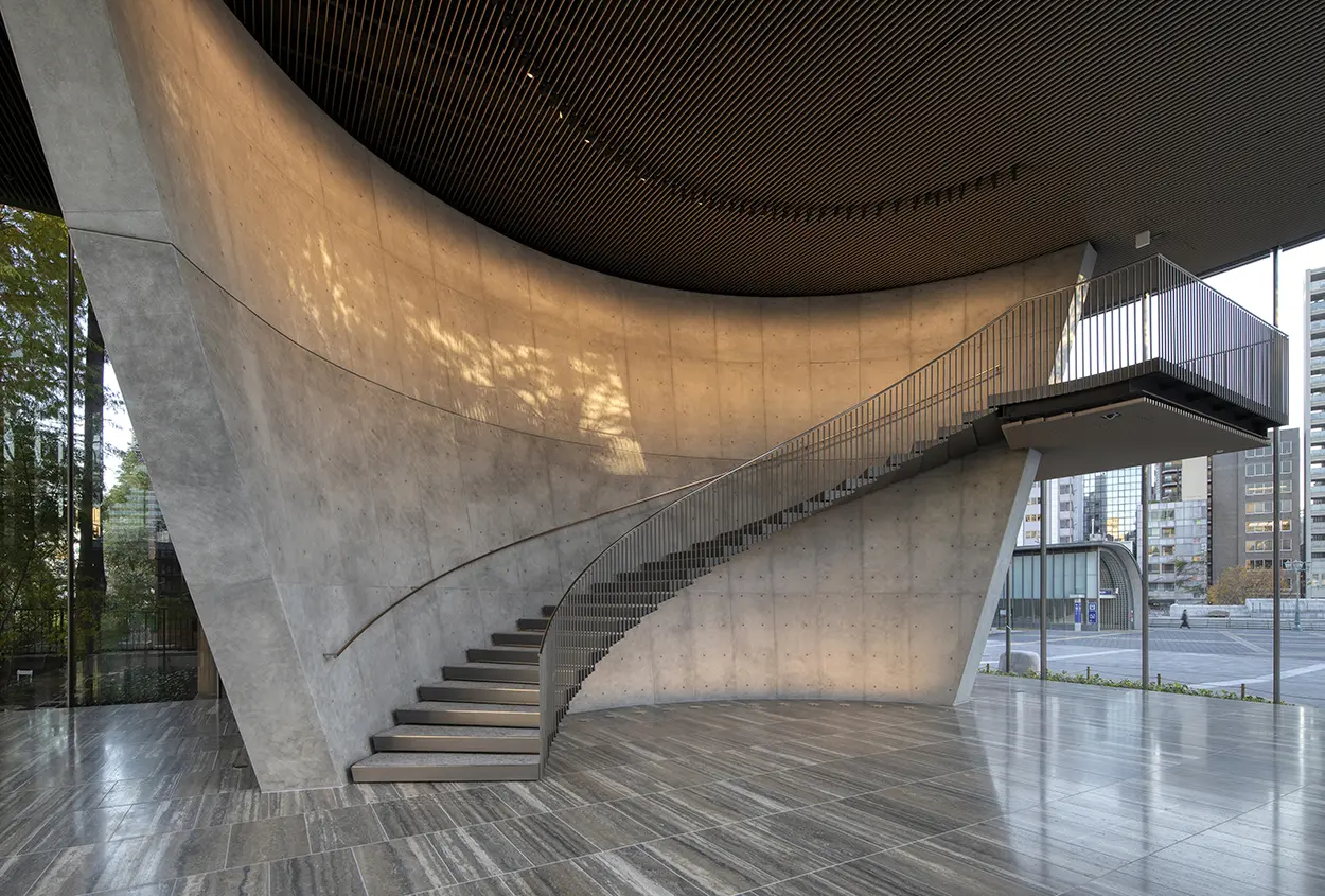 The curved walls that gracefully support the museum's slender roof.
Photograph by OKAMOTO Kouji