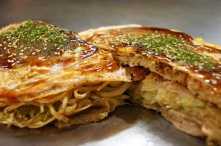 10 famous "Okonomiyaki" restaurants in Kansai.