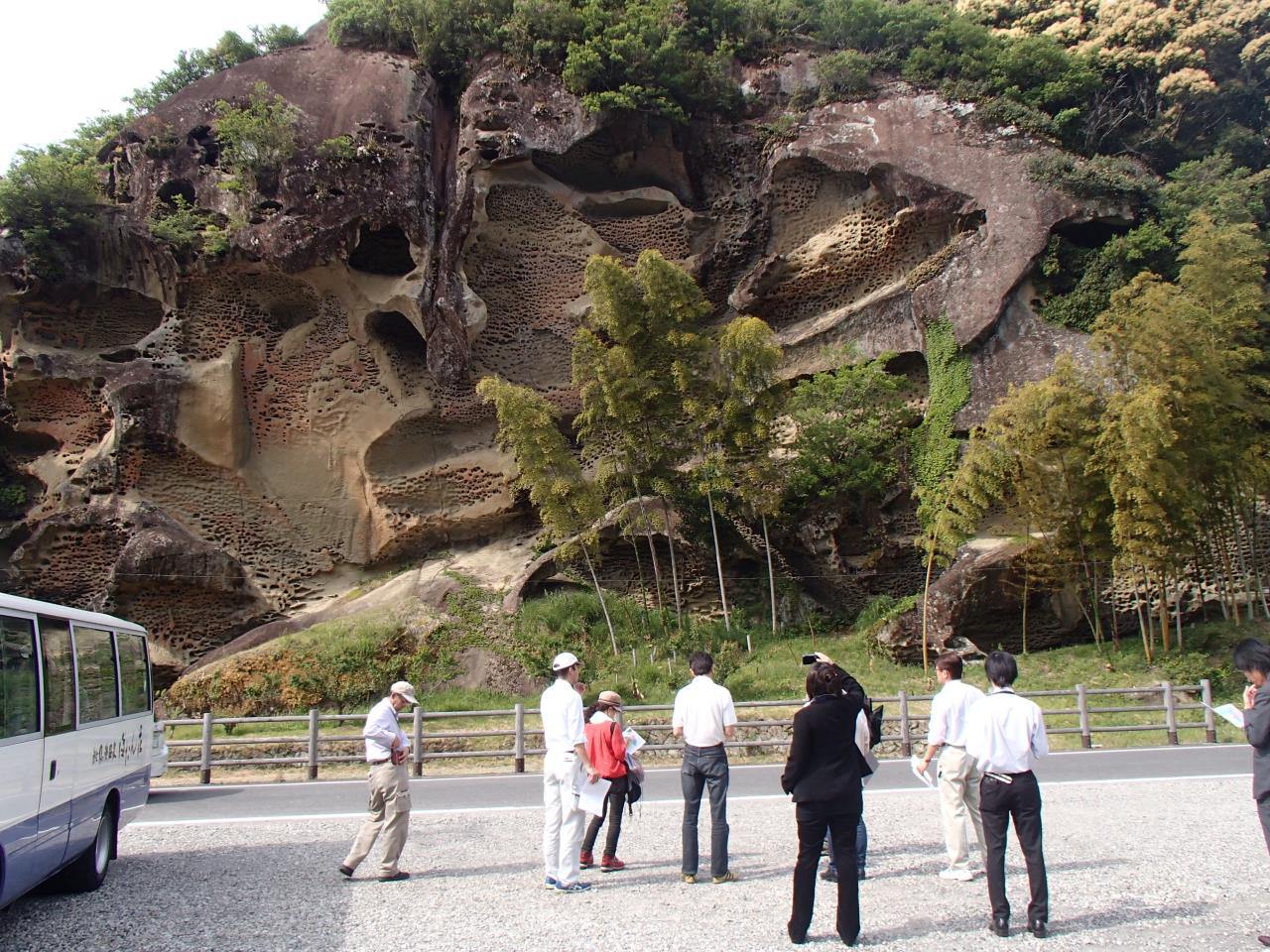 高池の虫喰岩