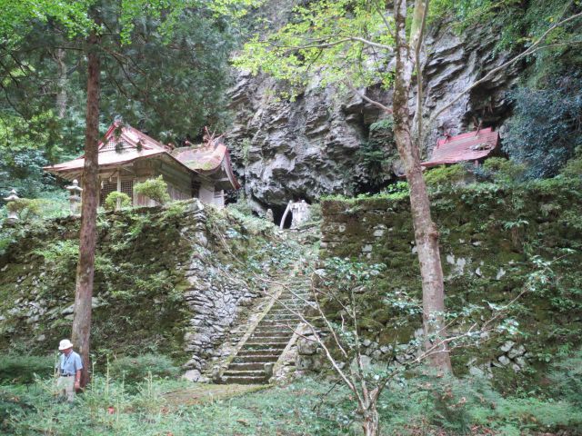 Grotte rocheuse du sanctuaire de Komori