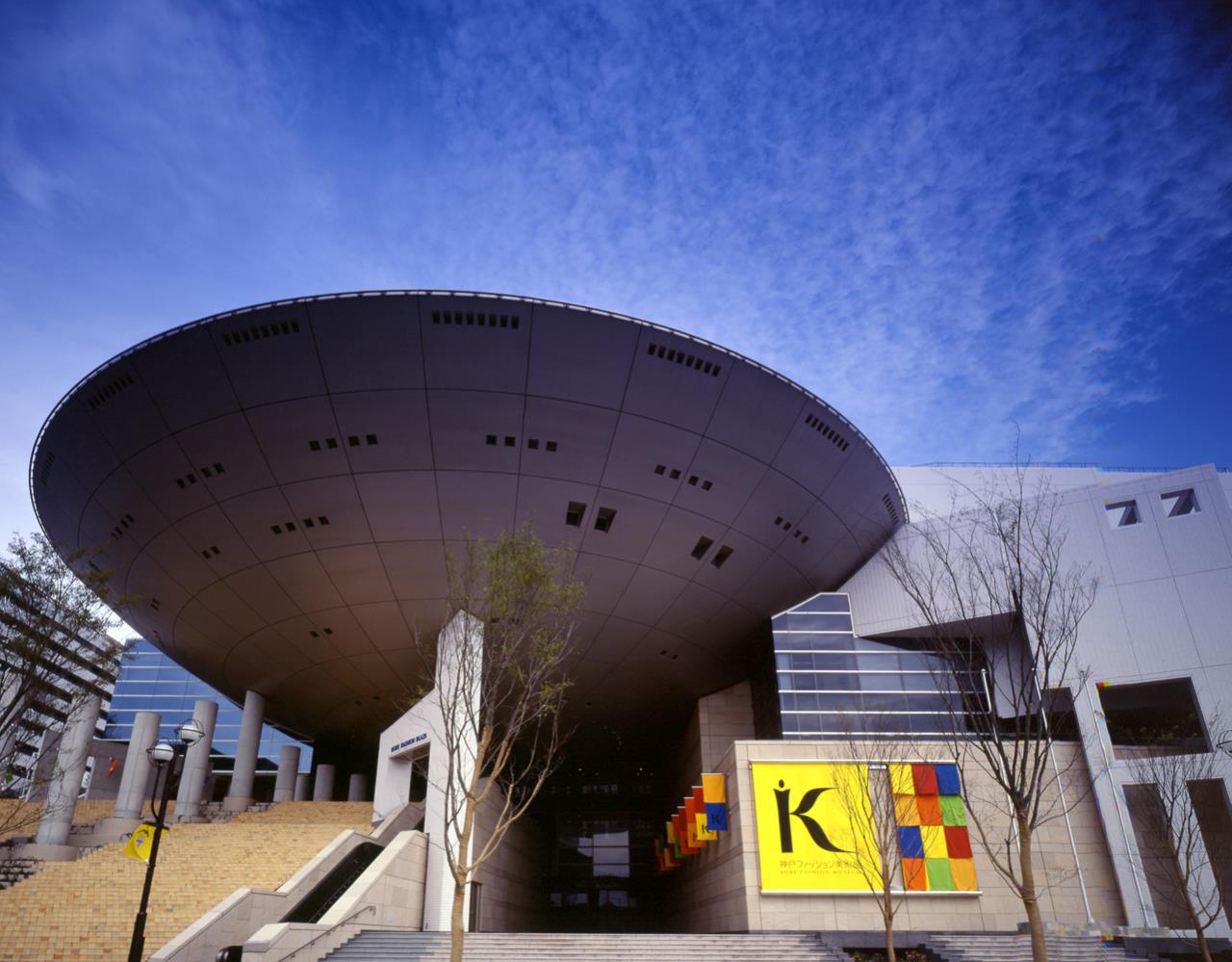 Enjoy various exhibits focused on clothing—Kobe Fashion Museum