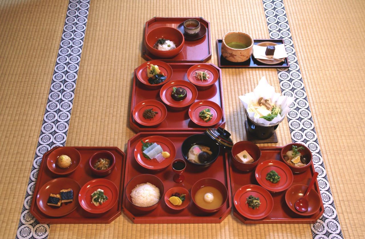 Experimente la cocina Shojin organizada en un estilo moderno en un tiempo y espacio relajados en la importante propiedad cultural "Juryo-in" - Templo Shoshazan Engyoji -