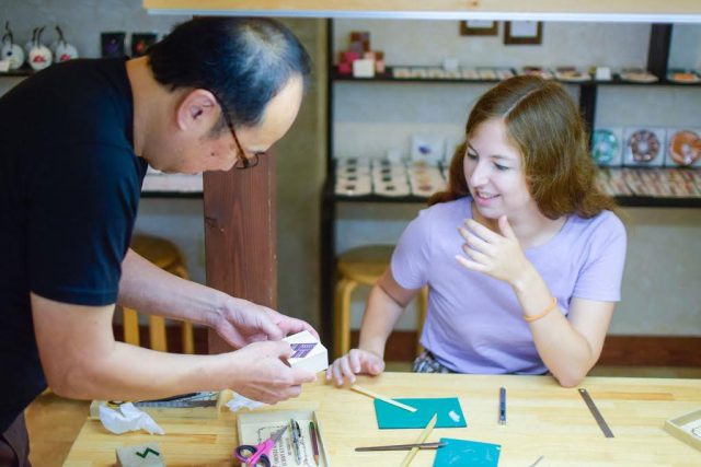 Visite de l'atelier et de l'atelier d'un artisan de la paille (avec guide en anglais)