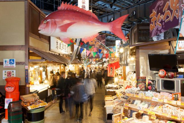 Vender atún recién cortado en un espectáculo de corte de atún crudo fresco - Mercado Kuroshio