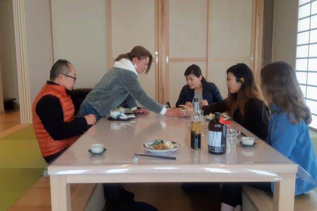 Bottling Sake using both traditional and cutting-edge technology at a 250-year-old sake brewery.