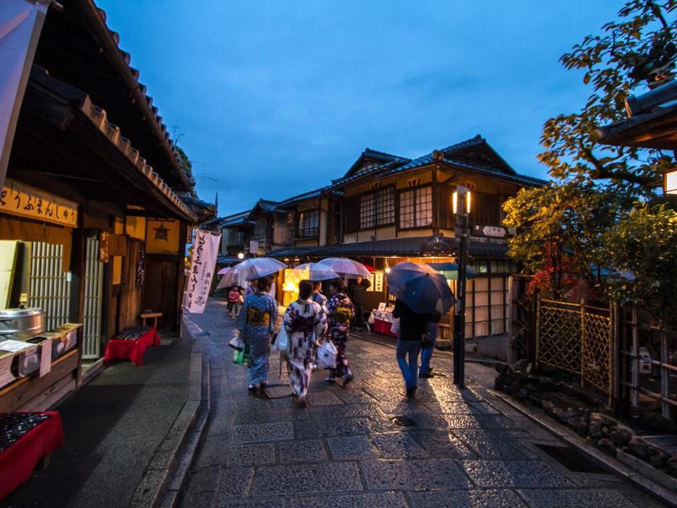 Sanneizaka/Distrito de Sannenzaka (Distrito de Preservación para Grupos de Edificios Tradicionales)