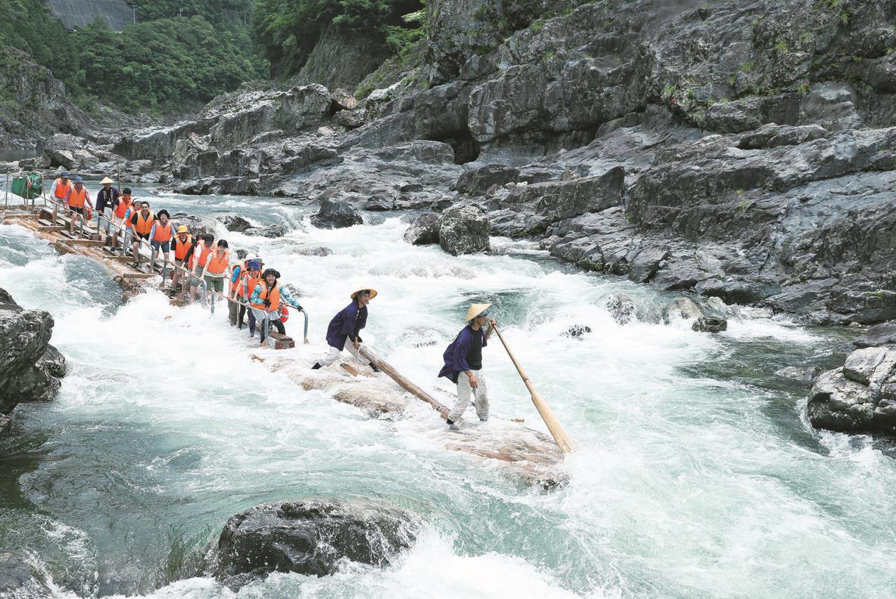 Uniquement ici au Japon !Le rafting de rivière à la manière traditionnelle.