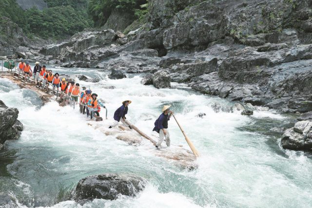 ¡Solo aquí en Japón!Rafting en el río de la manera tradicional.