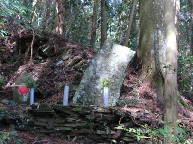 Lantern of the Impoverished Girl & Grave of Oteru