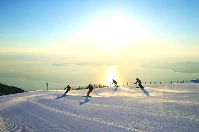 Skier avec vue sur le lac Biwa - Station de ski de Biwako Valley