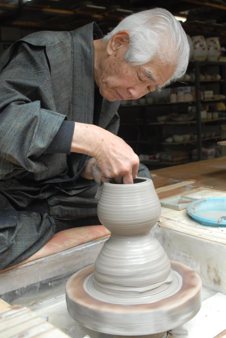 Observando las técnicas del auténtico Kyo-yaki y Kiyomizu-yaki -Kyoto Unraku Kiln