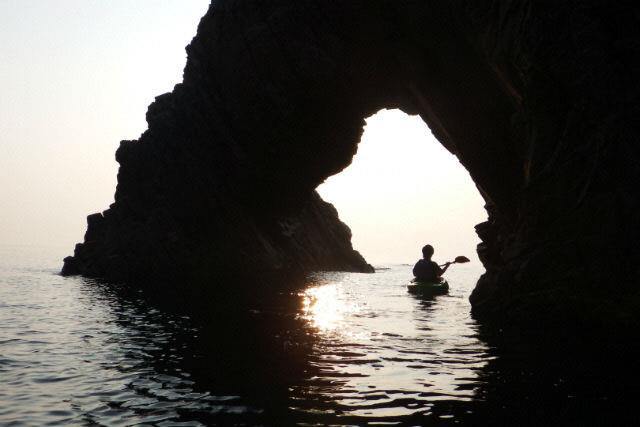 [Tottori/Kayak] ¡Te espera un paisaje dinámico!Experiencia en kayak/Curso de la costa de Uradome