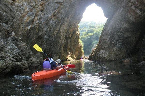 [Tottori/Sea Kayak] A lugares a los que solo se puede llegar en kayak San'in Kaigan Geopark/Uradome Full Course