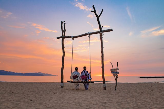 浴衣女子とビーチブランコ