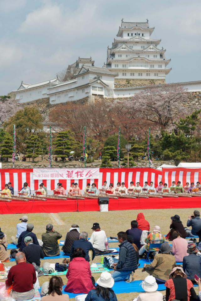 La 40.ª fiesta de observación de la luna en el castillo de Himeji