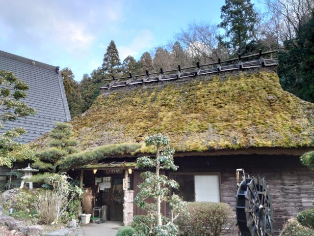 茅葺屋根と水車が映える一軒家レストラン