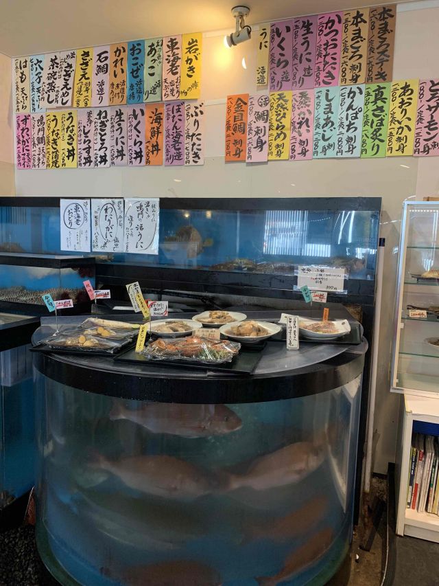 店内の生簀にはその日仕入れた魚が泳ぐ